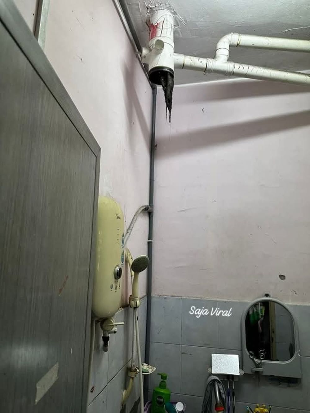 楼上倒强酸排水口熔毁 楼下幼童洗澡遭溅入眼